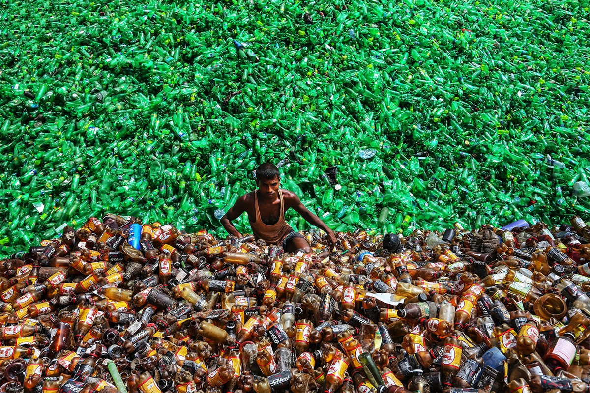 Circular Economy Network. Shot of man sorting bottles – WasteAid / Mohammed Rubel.